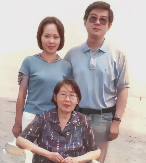 晚年，李敏与儿子、儿媳的一张合影，儿媳的气质不凡！在2001年，有这样一