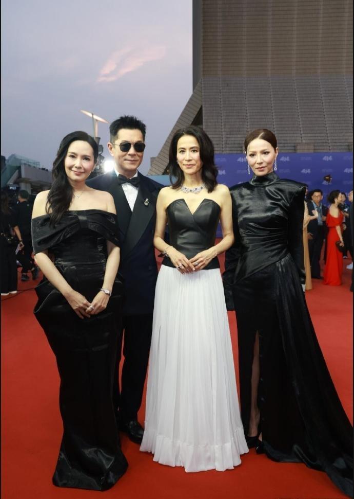 今天古天乐和宣萱手牵着手一起现身颁奖典礼，古天乐里面穿了一件白色衬衣，外面套着黑