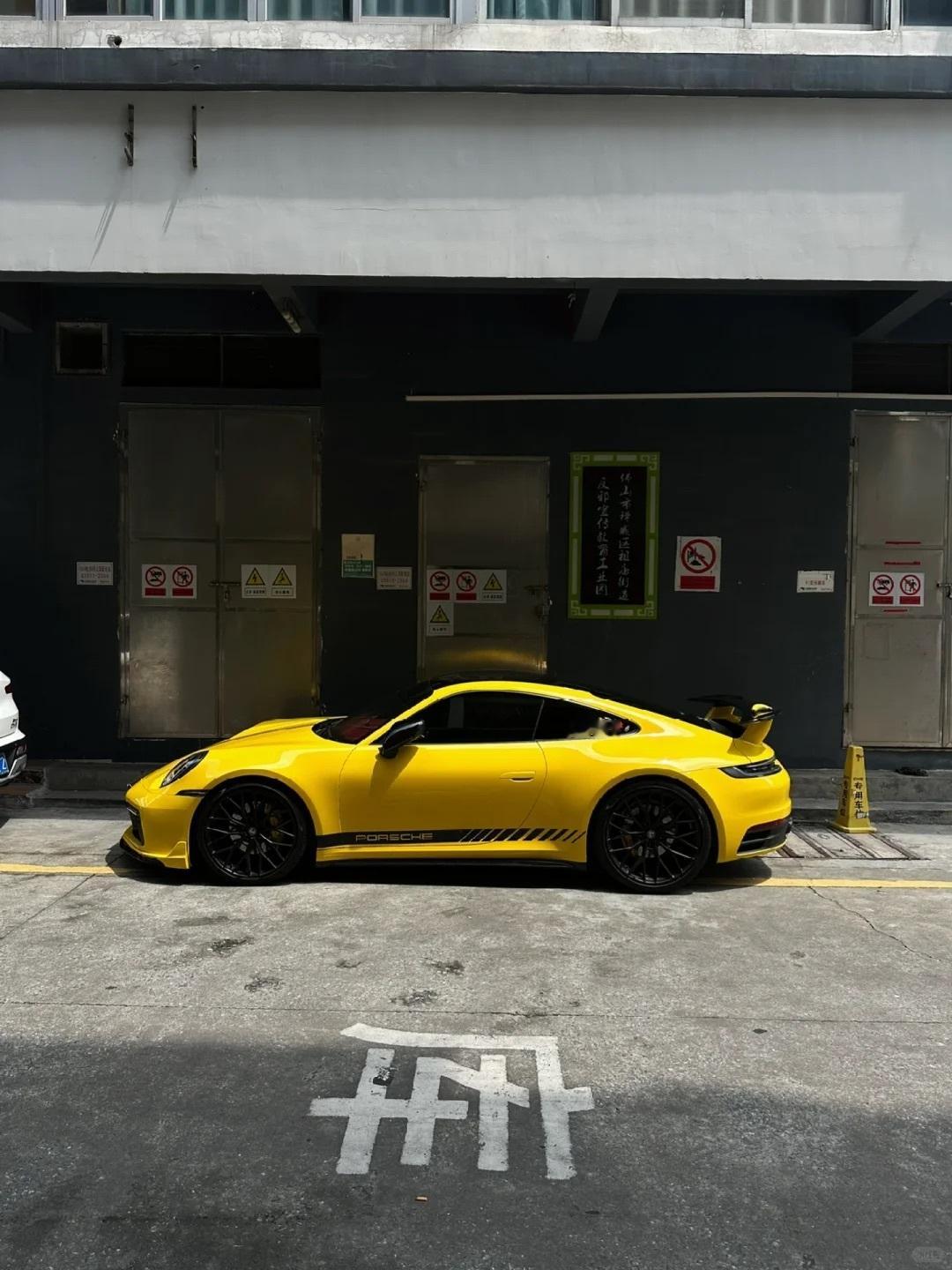 保时捷911，黄色确实有点耀眼。保时捷汽车画报​​​