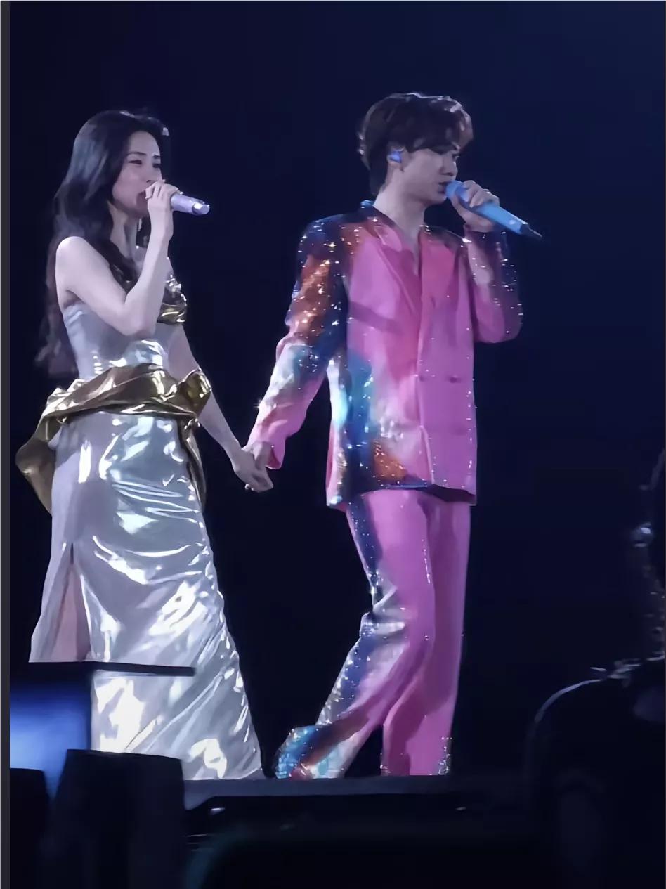 汪苏泷、张碧晨，一个亚洲最佳男歌手，一个亚洲最佳女歌手，闹掰以后再度同台领奖，要