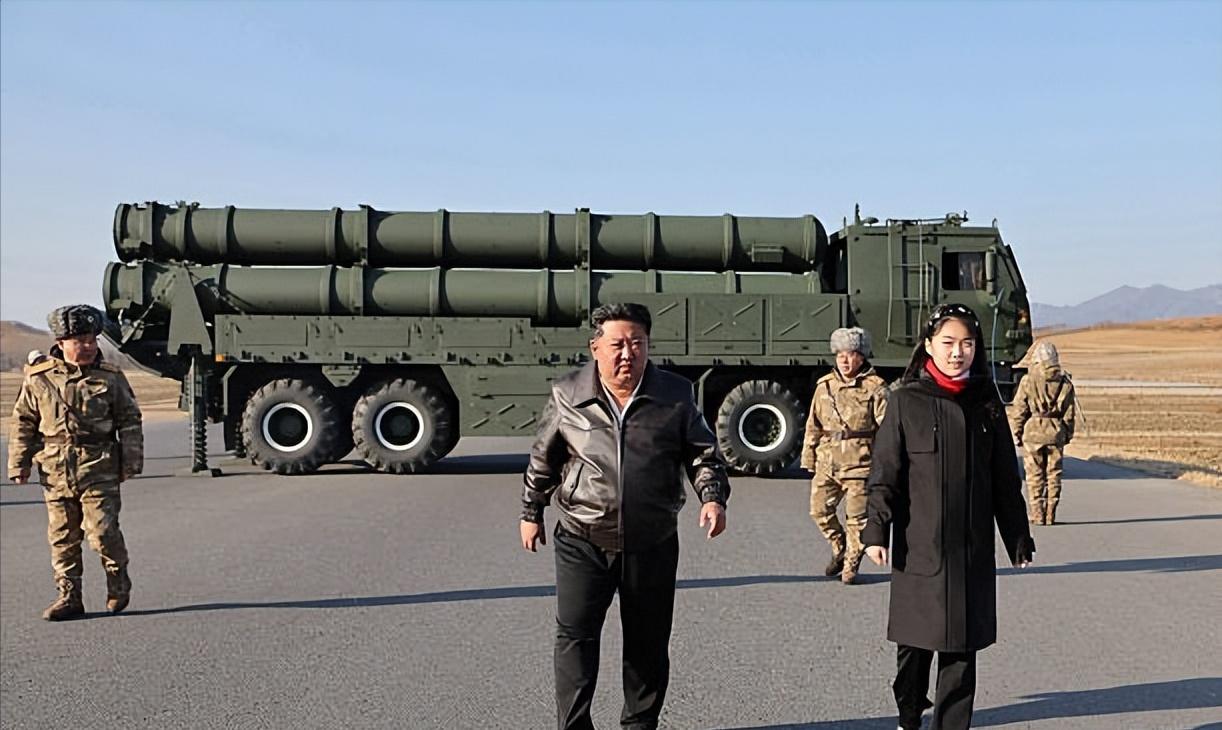 《金正恩观摩朝鲜更新型大口径火箭炮试射》很多人看到朝鲜更新型大口径火箭炮试射，