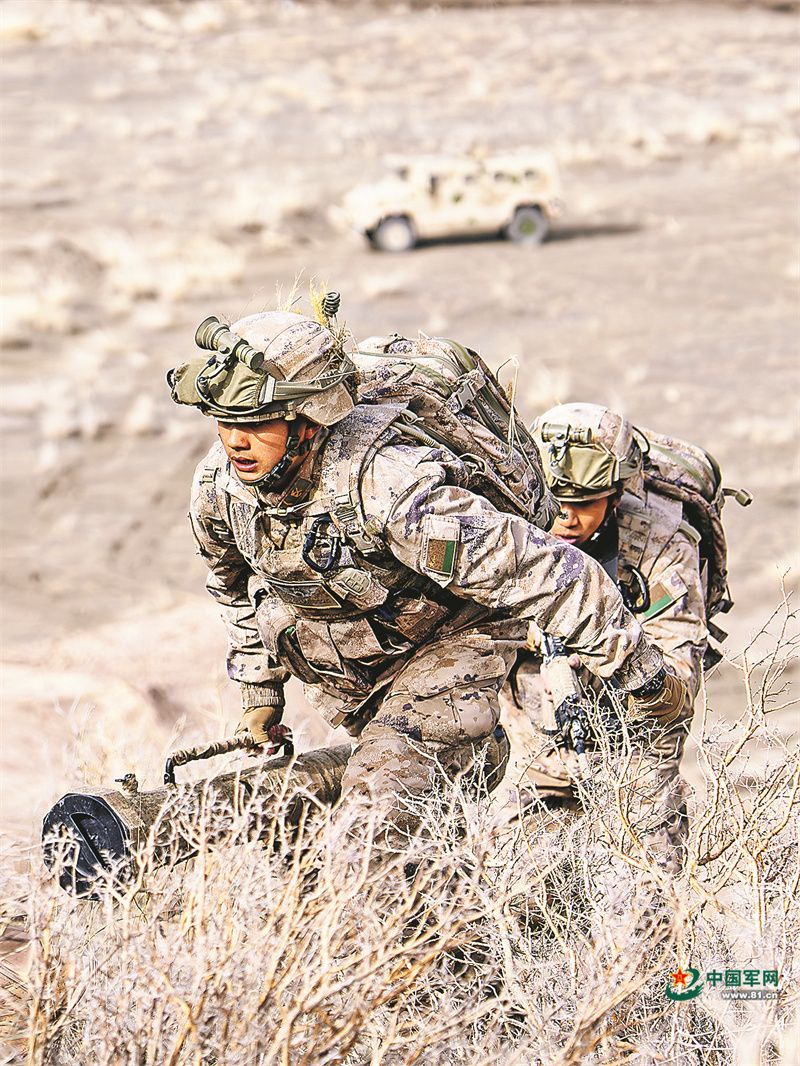 前不久，陆军某团组织分队战术训练。图为火箭筒手抢占发射阵地。