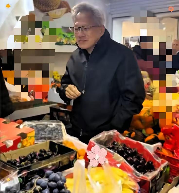 黄仁勋逛水果摊，第一家试吃遭拒，黄平和离开。​第二家不仅让试吃，还主动給洗洗。