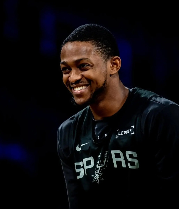 福克斯的防守就是特雷杨不能比的这两天狐狸姨妈期，确实进攻端拉了，但防守一直在线