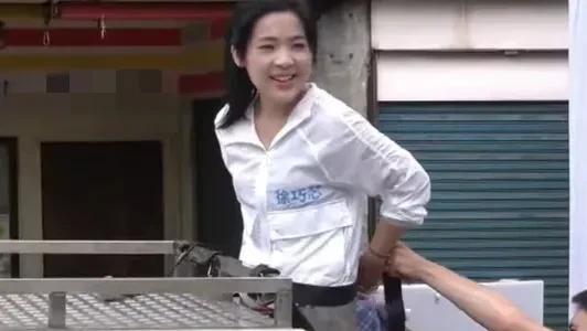 昨天大罢免大失败后，国民党台北市立委徐巧芯今天独自一人谢票时，明显的整个人都比大