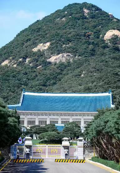 李在明身正不怕影子斜，根本不信什么“青瓦台魔咒”，他已经打算搬回青瓦台。尹锡悦时