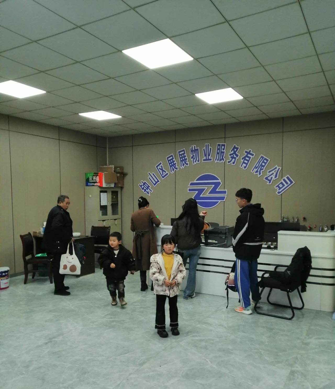 物业费与小区管理：谁该妥协？最近，有小区物业公司祭出了新招——不给物业费就不