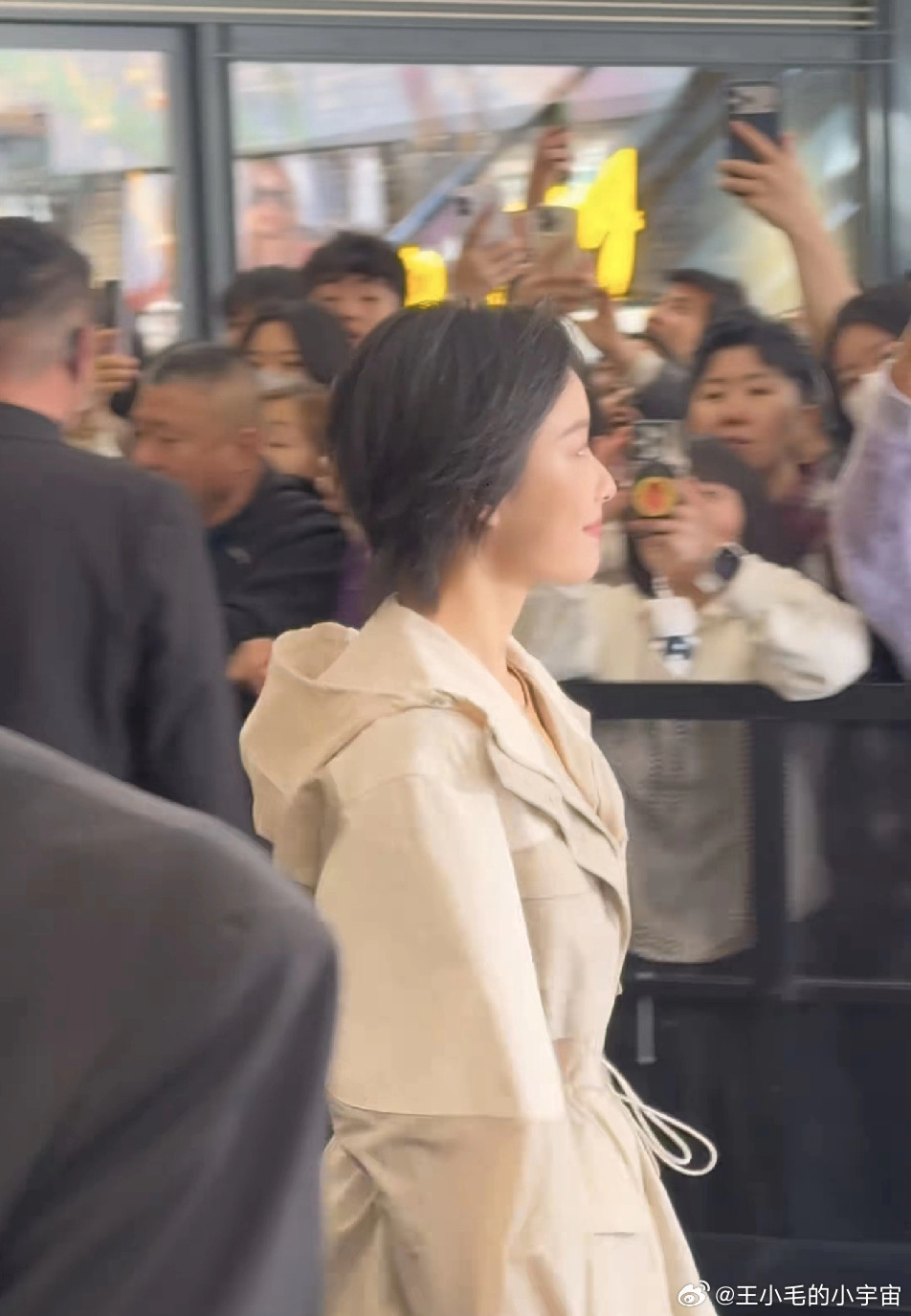 倪妮也过了穿什么都好看的年纪，太素真的会被淹没在人群中，刚从大门出来的时候，真没