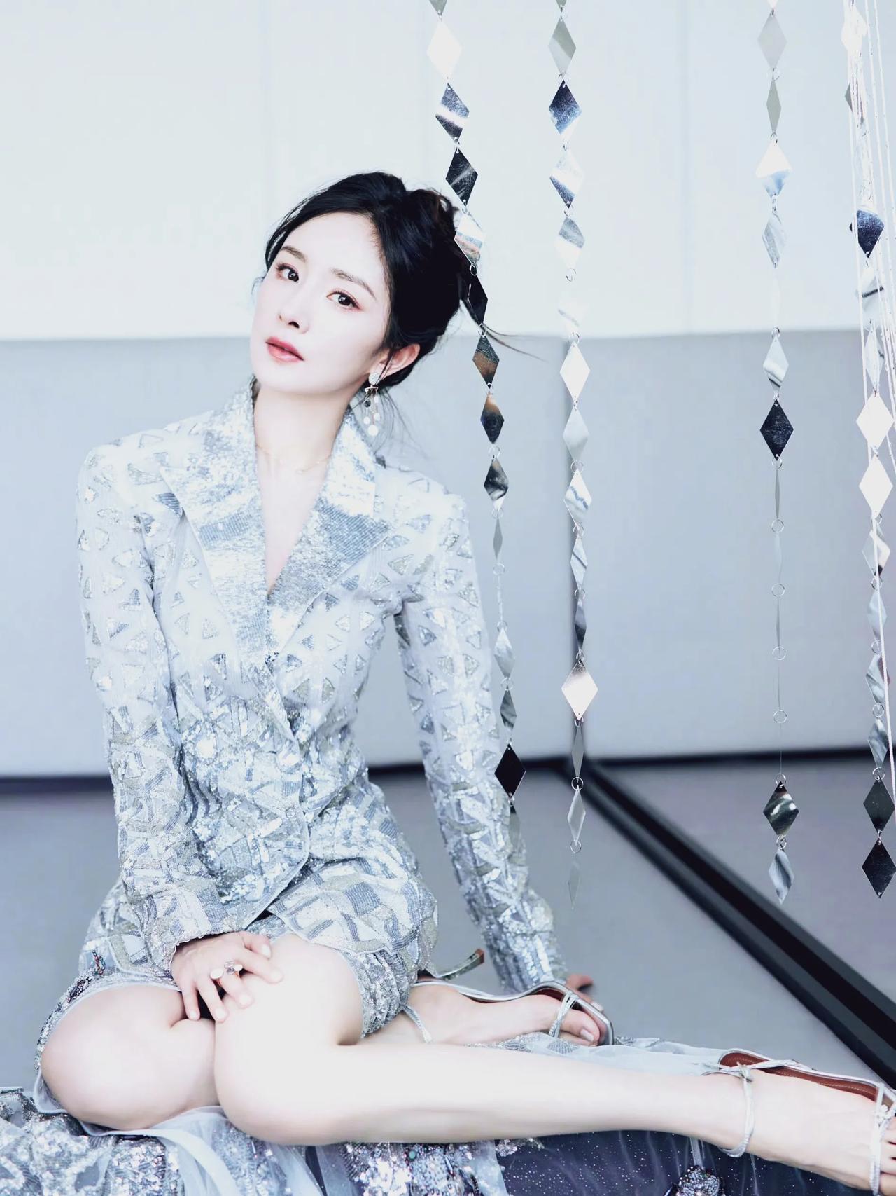 杨幂巴黎时装周的那套封神造型又在我脑海里“蹦迪”了。她那身造型的花藤肩带设计，时