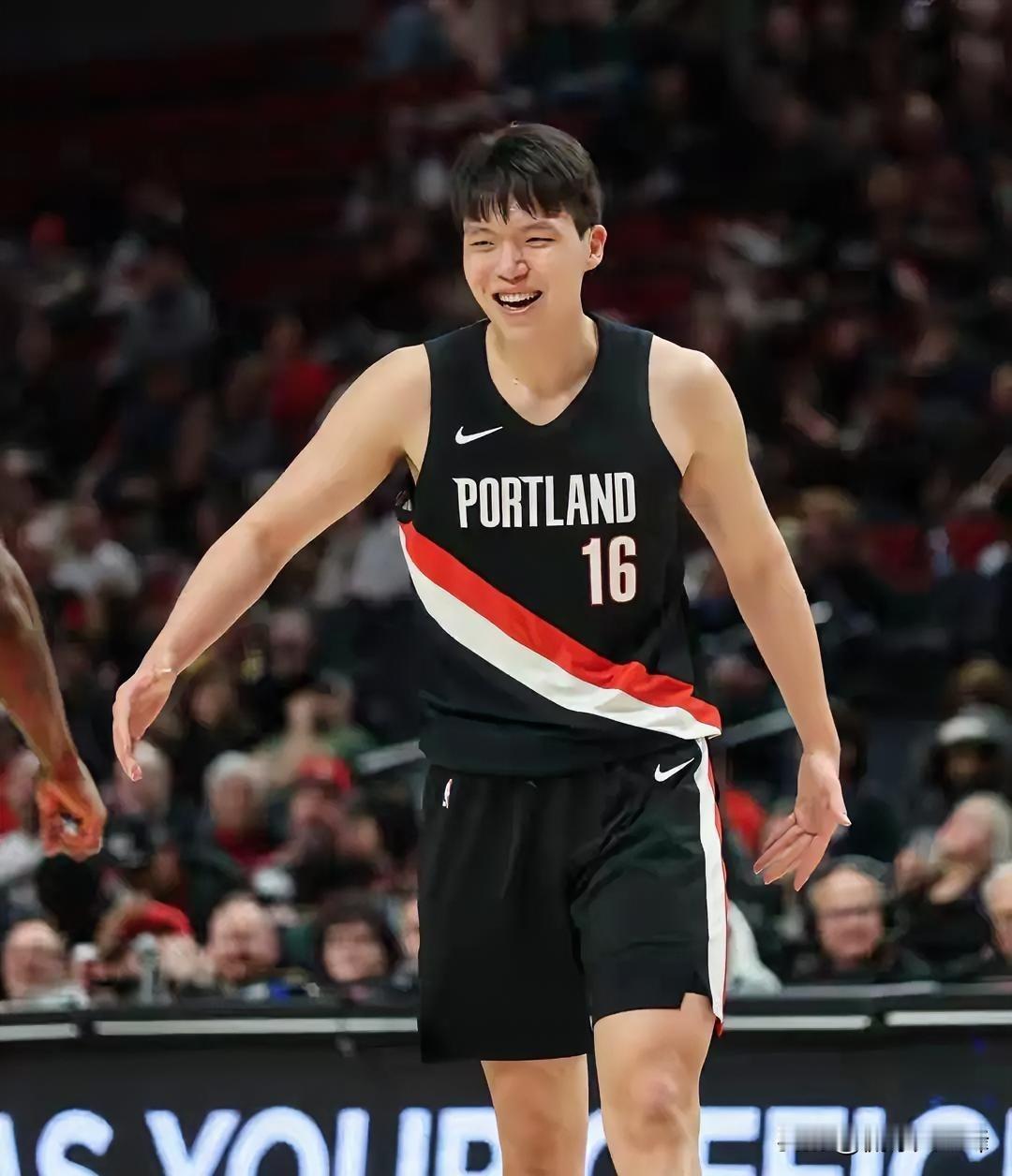 实力还没被认可，商业价值先封神！杨瀚森直接帮开拓者解锁中国全转播真的太现实