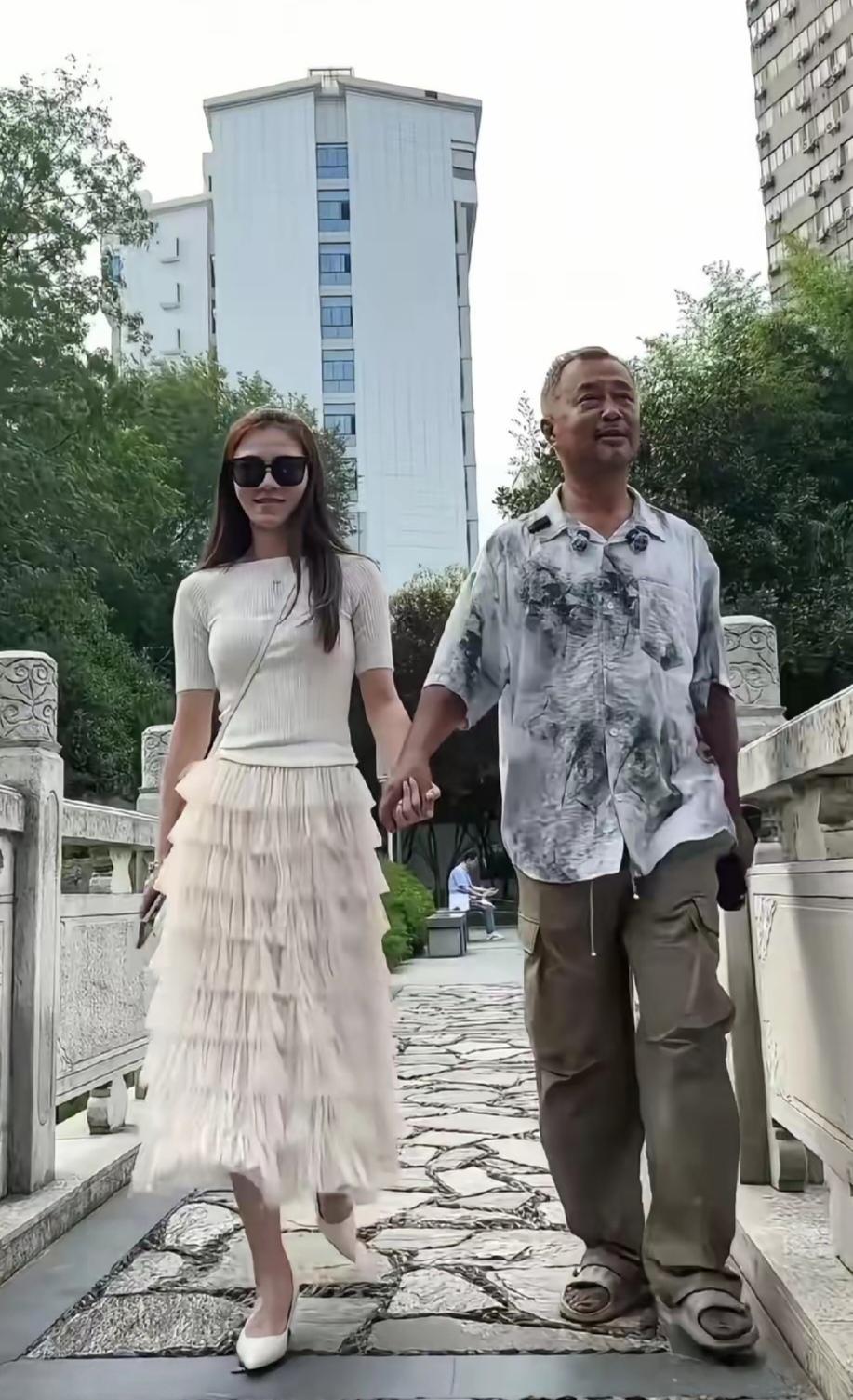 沈巍成功牵手晓晓完成了从神到人的蜕变自从流浪大师火爆网络以来，沈巍一直是神