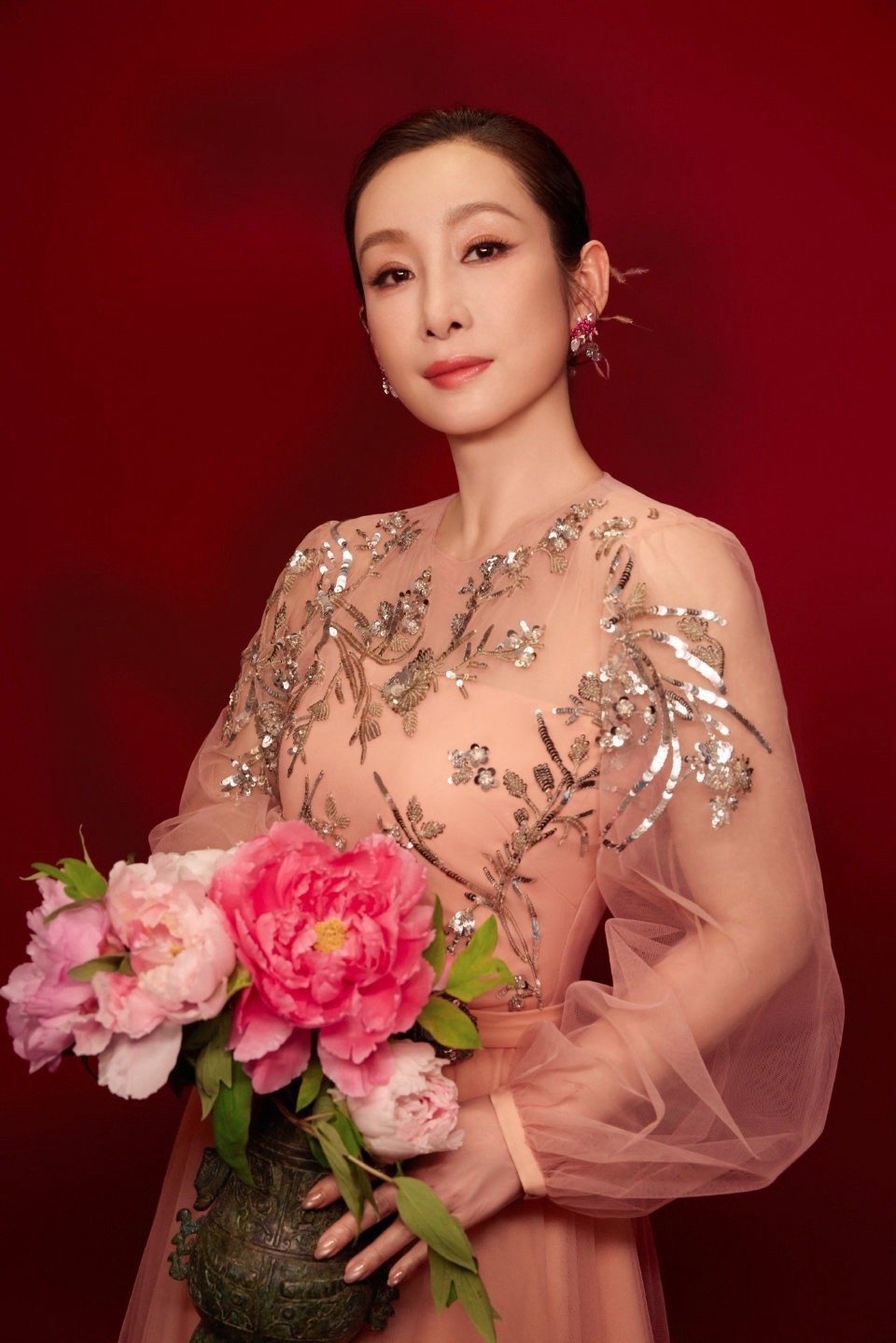 秦海璐春晚妆造精致到美甲救命！秦海璐的春晚造型精致到指甲盖了！那款玻璃珠美甲和