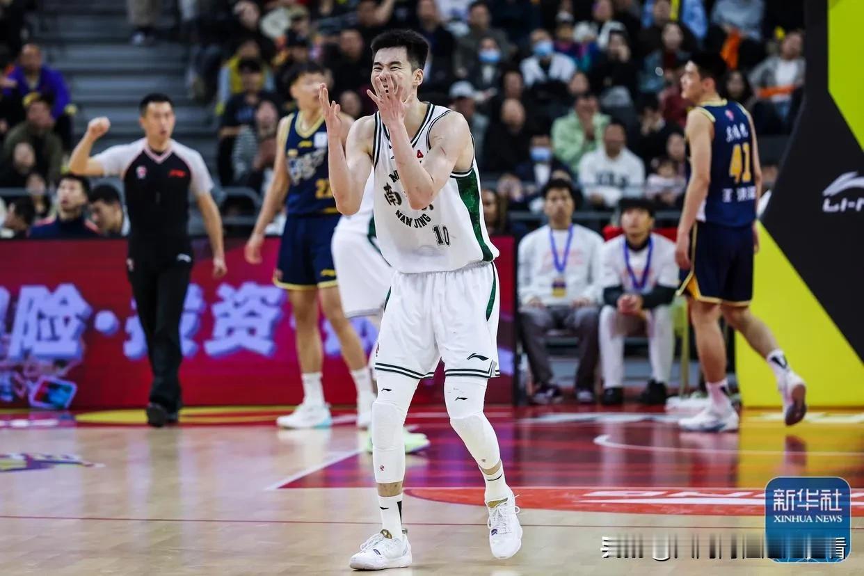 昨晚看了广东与南京比赛真的有种不一样的感觉，新赛季新变化，传统强队差点翻船，并未