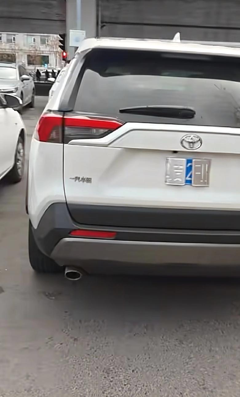 在东北，只要你敢堵路，那么结果都是这样的下场吉林长春一个非机动车道，不知道从哪