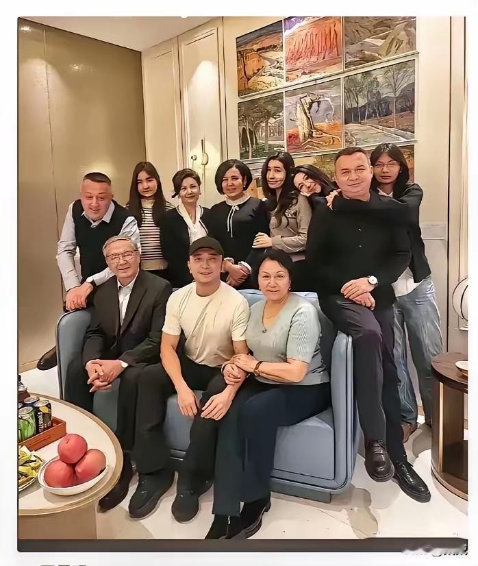 这个世界上最搞不懂得，就是尼格买提的父母了。明明各自都离婚带娃，居然二婚又生了个