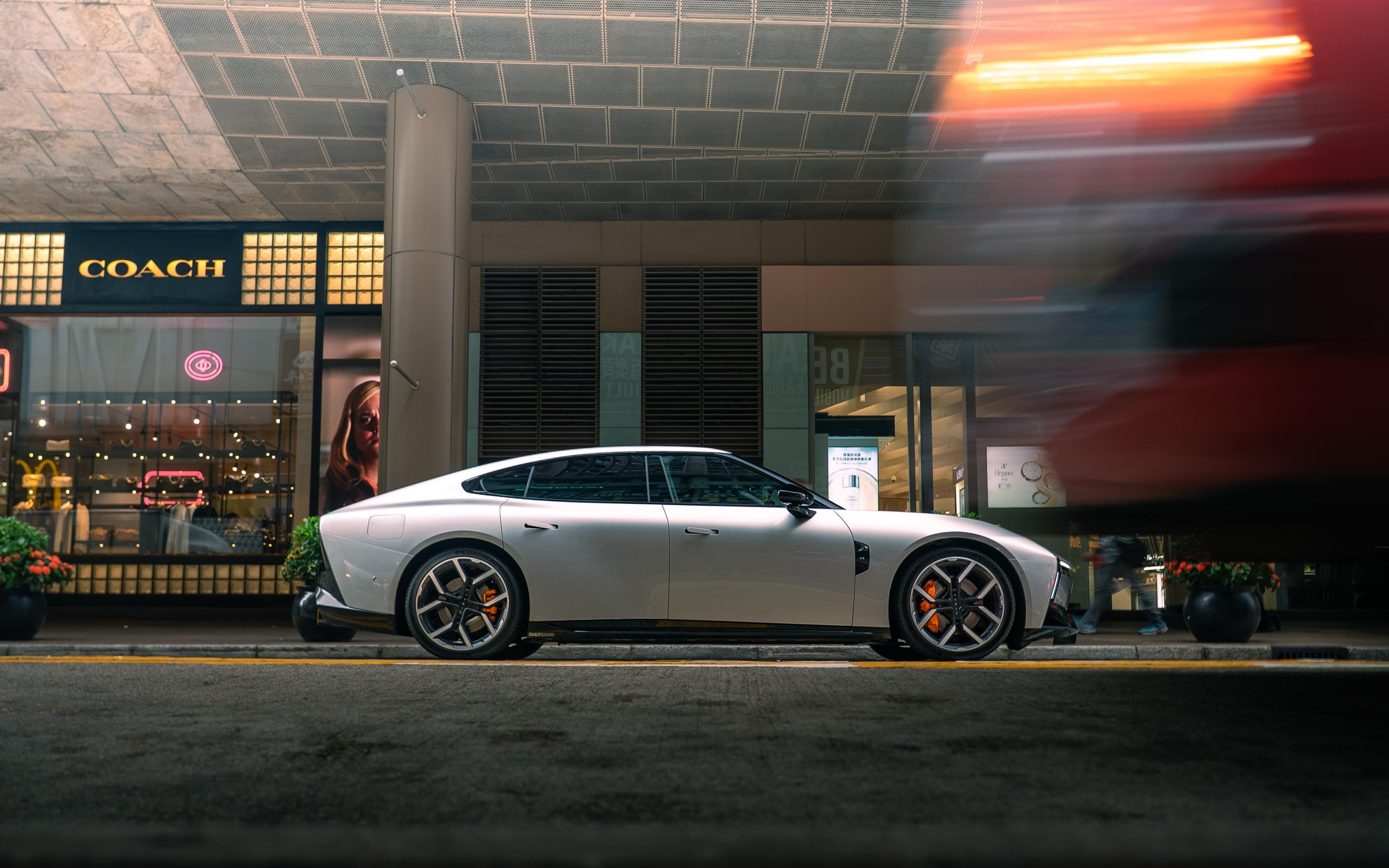 小鹏P7首次亮相香港街头香港街头惊现全新小鹏P7，时尚，从容，优雅，致敬未来​