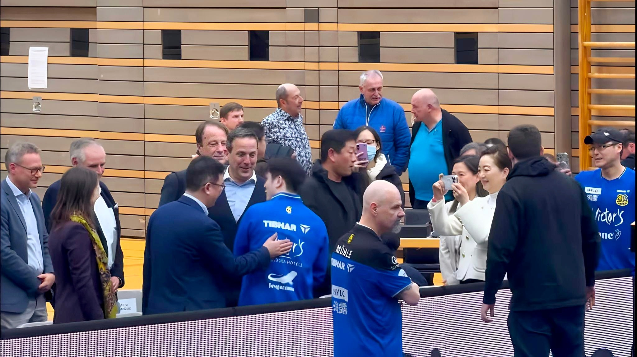 行动是最有力的表达方式，总领事这一刻的行动胜过所有语言慰问。