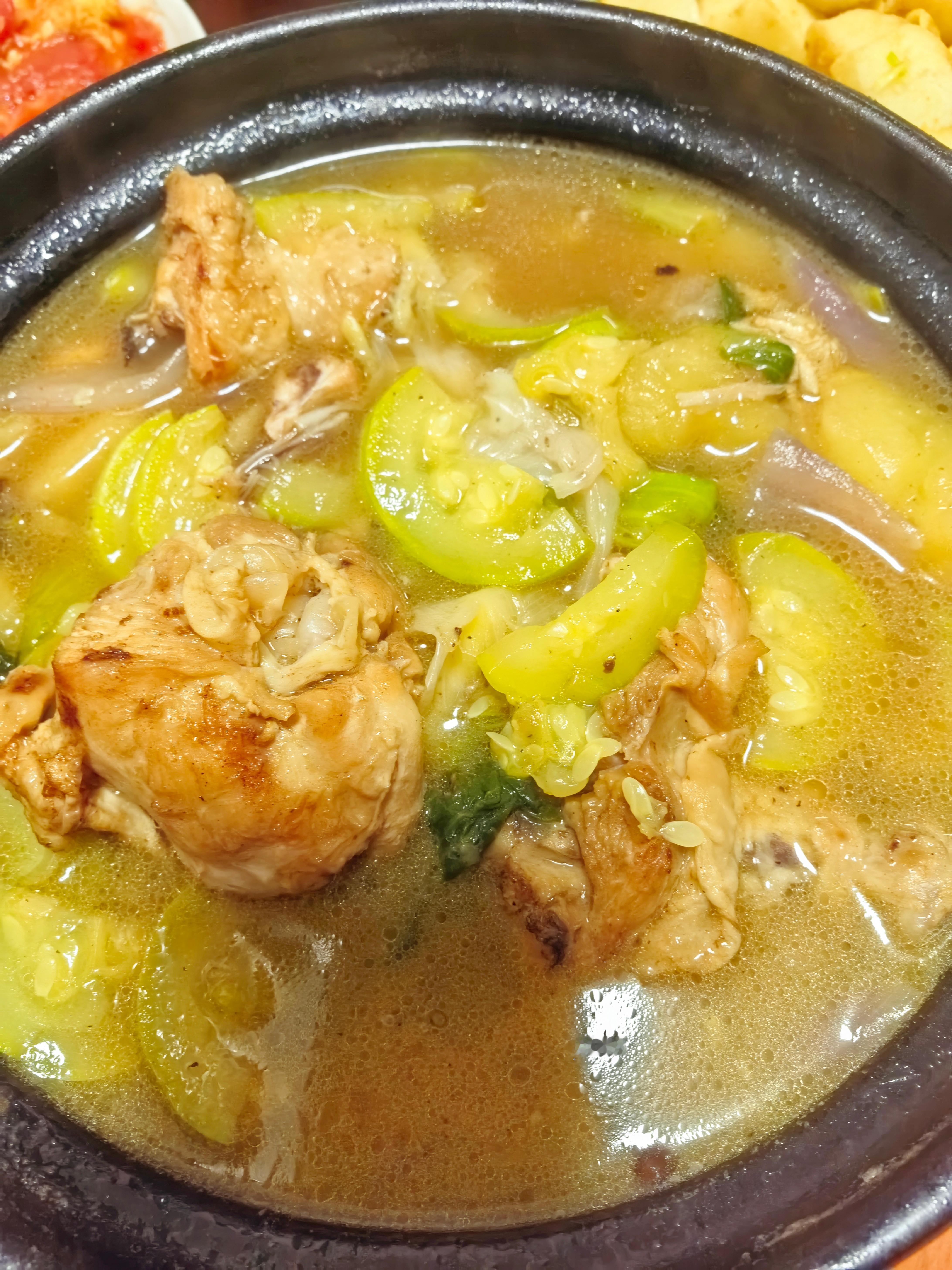 自制的鸡肉砂锅有菜有肉，汤也是超级的鲜美。就好老半天入不了嘴，太烫了
