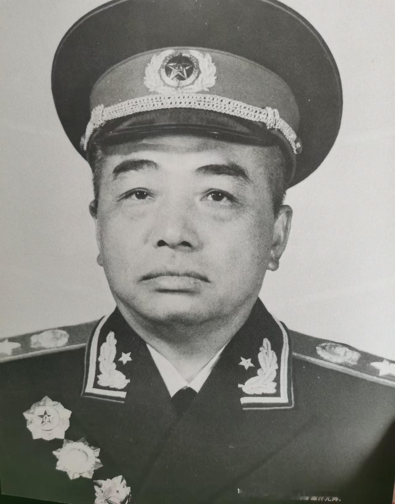 彭德怀主持军委日常工作期间，专门把身边的警卫参谋和秘书景希珍等人叫到办公室，对他