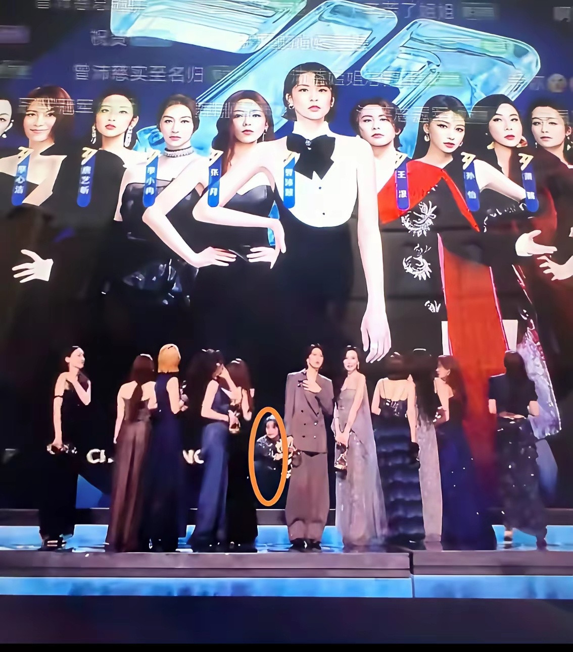 王濛真是演都不演了。别人在那里拿奖，哭的稀里哗啦的。王濛不仅一副不耐烦的表情，甚