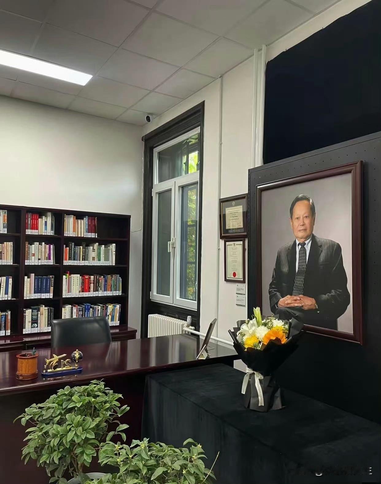 当年杜致礼去世后,杨振宁有过一段独居日子。他不会做饭,靠保姆一次做很多菜分餐