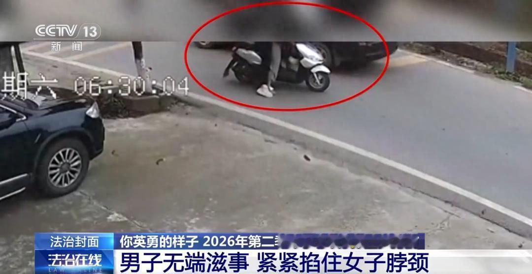 湖南郴州，乡村街道上，一名男子像是疯了一样袭击路过的女性，69岁的大爷见到之后，