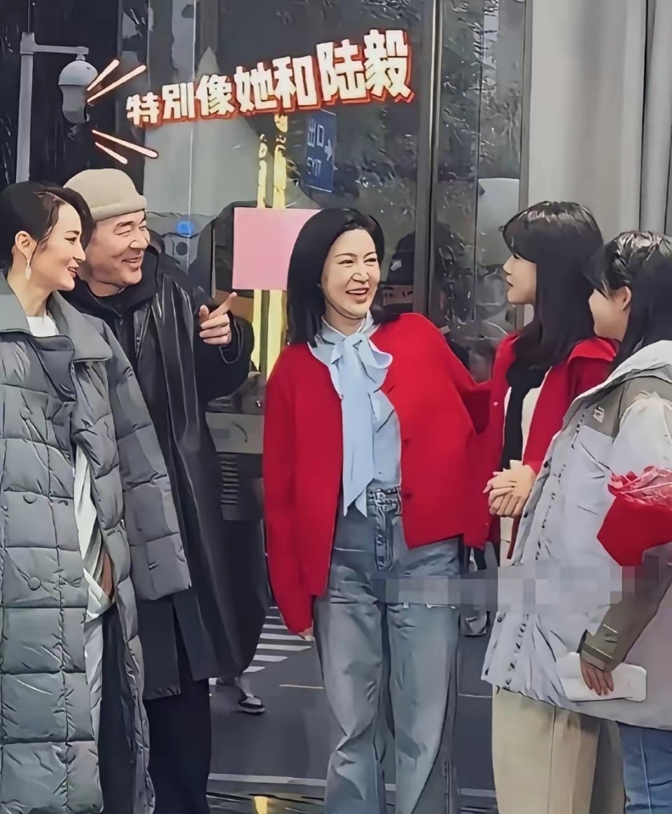 陈建斌一见到陆毅家两个女儿，那股羡慕的劲儿根本藏不住，全都写在了脸上。一旁的蒋勤勤也直直地看着孩子，