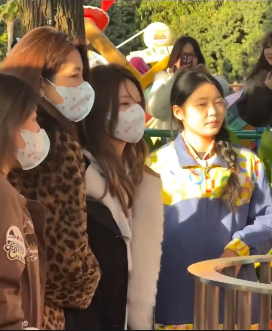 上海迪士尼偶遇曾黎赵露思有网友今天在上海迪士尼偶遇了曾黎和赵露思，母亲和嫋嫋真的