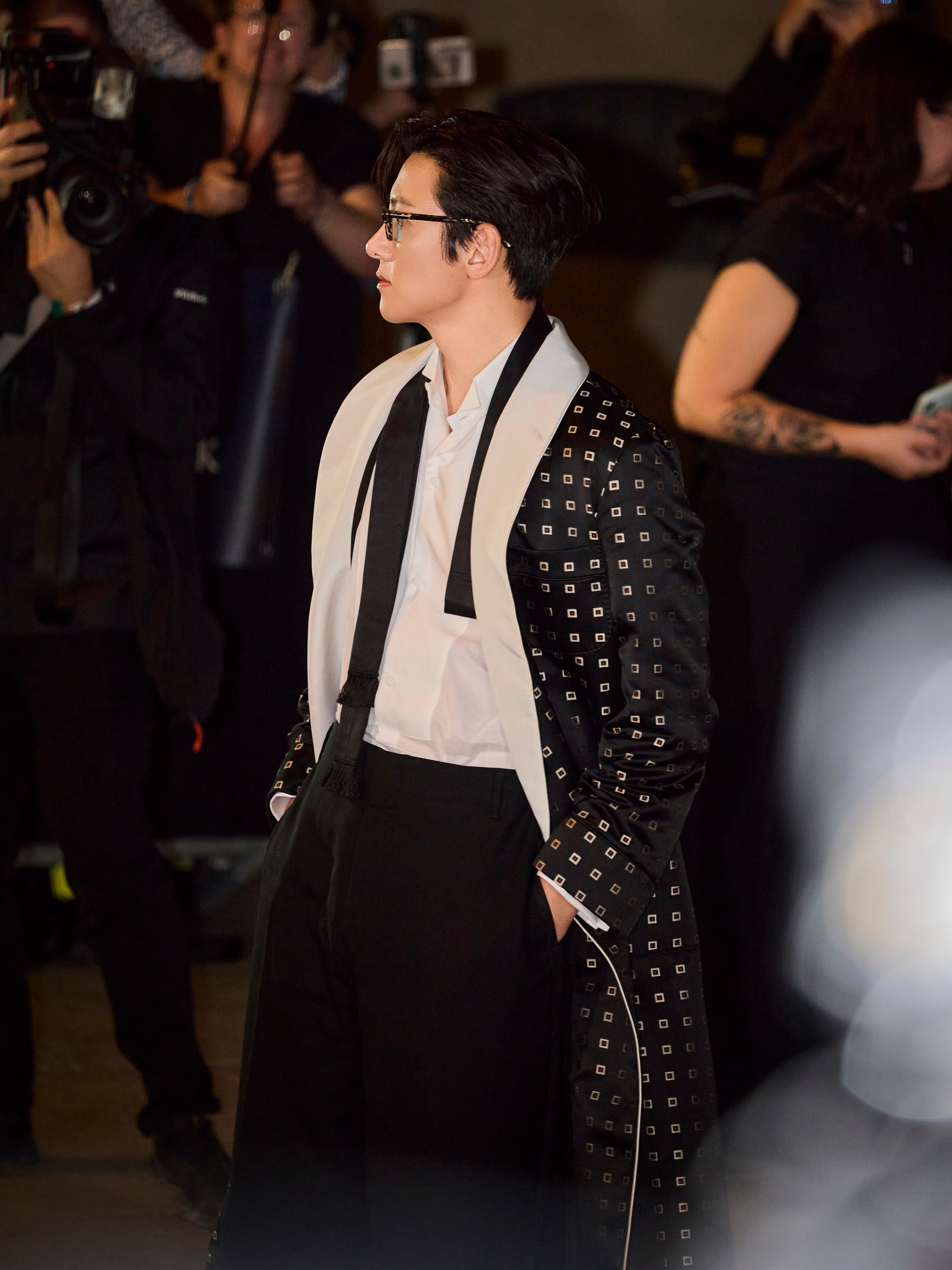 #池昌旭##Tomford##TFSS27##巴黎时装周#图part3来自另一位摄影师的组图。喜欢第