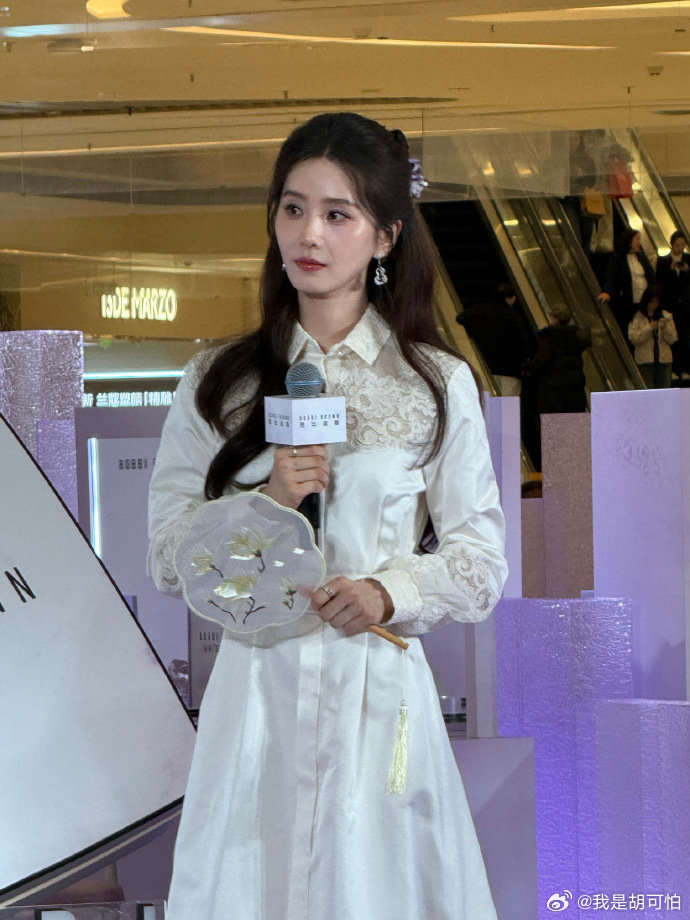 苏州线下活动的刘诗诗好美，好喜欢这套镂空衬衫国风裙，有种江南水乡的温柔，到底是谁