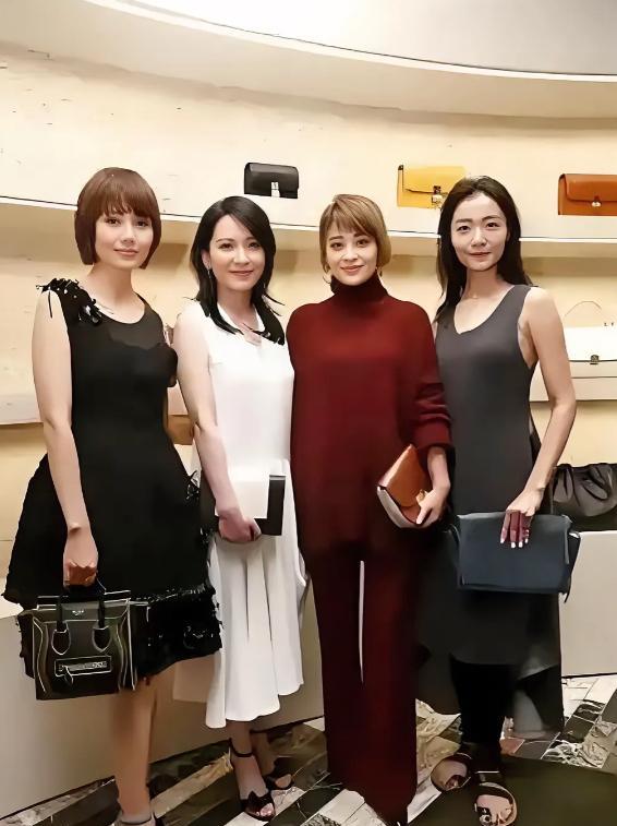 这张合影梅婷太美了，一身安哥拉红太有气质了，把身边的袁泉都显得黯淡无光了！你们看