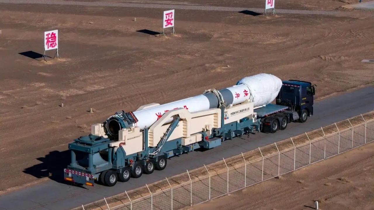 这就是昨天发射的暴力小铅笔快舟1号甲火箭。起飞质量只有30吨，四级固液混合小火箭