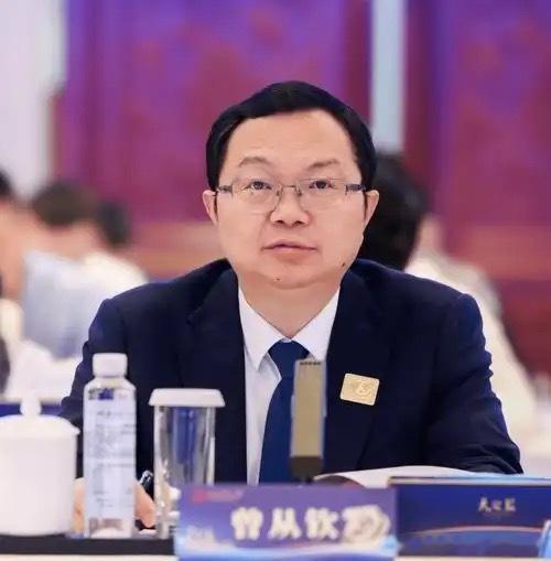 这事儿得从前晚说起。五粮液，这家号称中国白酒老二、市值千亿的巨头，像个小学生交作