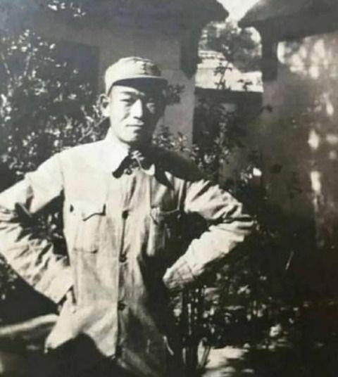 抗战中，八路军王金英因为肺病严重，被悄悄地送到老乡家中休养，不料邻居跑去