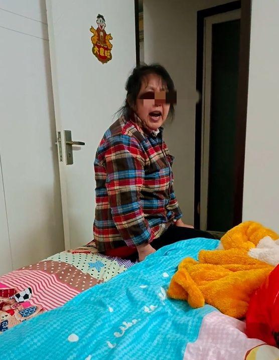 河北武邑，女子跟丈夫吵一架后扔下3岁的儿子离家出走，从此对儿子不管不顾，一毛抚养