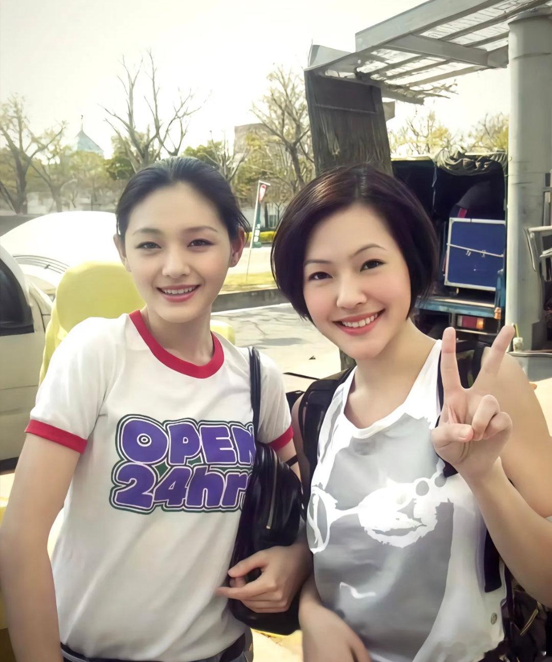 大小S刚出道时跨年晚会演冰箱大小s这对姐妹真的很好啊，两个人从小到大一路相伴，还