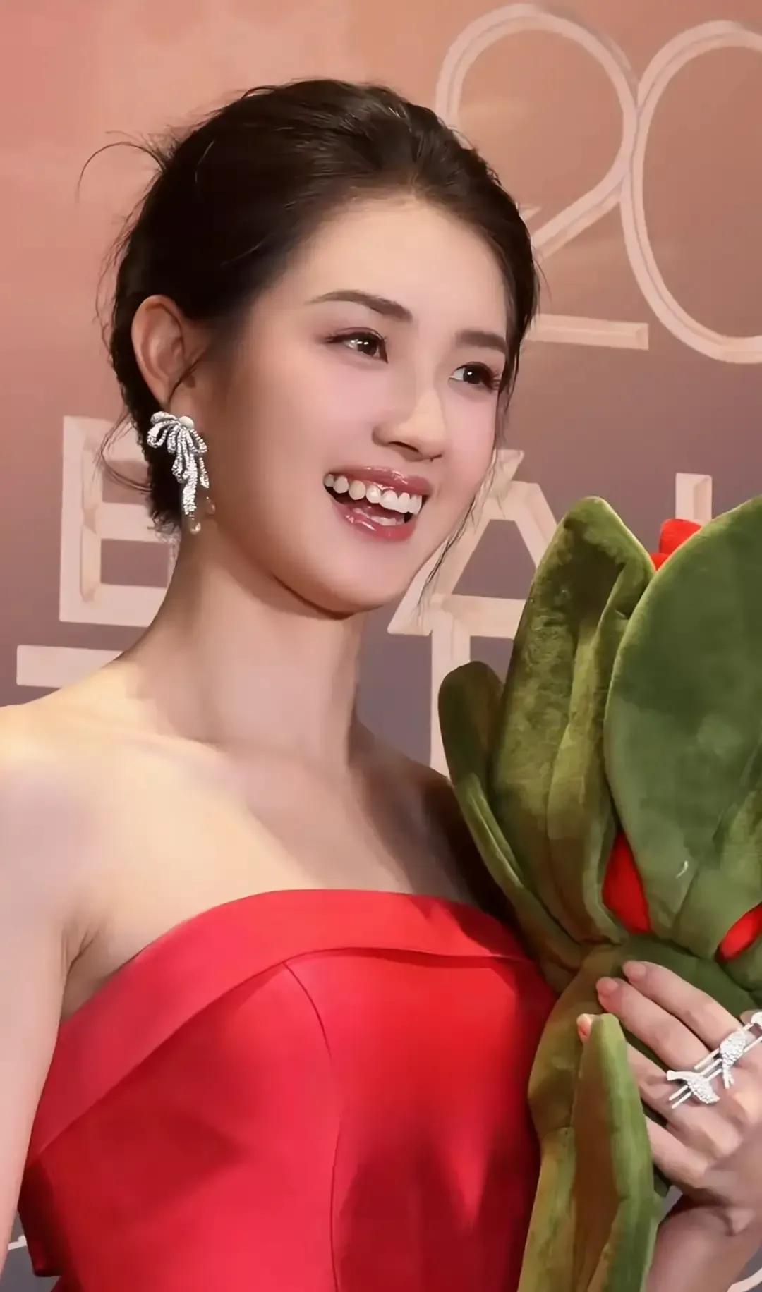 郭宇欣把短剧演成话剧，我一口气刷完十集。她穿成恶毒女配那场翻车戏，眼神从嚣张到崩