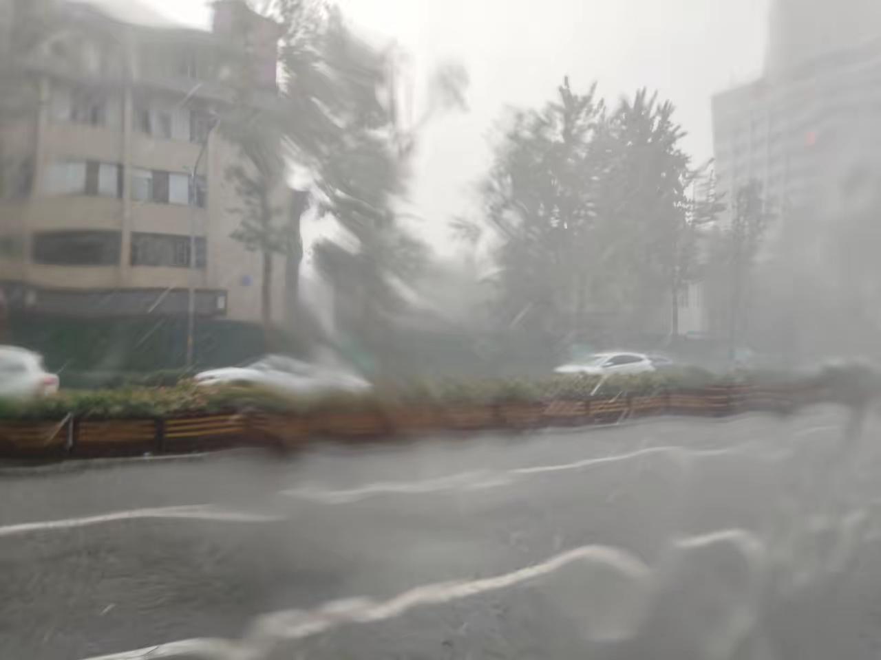 济南1小时下了25个大明湖，两个数字，说明这济南的雨不是下，而是瓢泼，这暴雨突袭