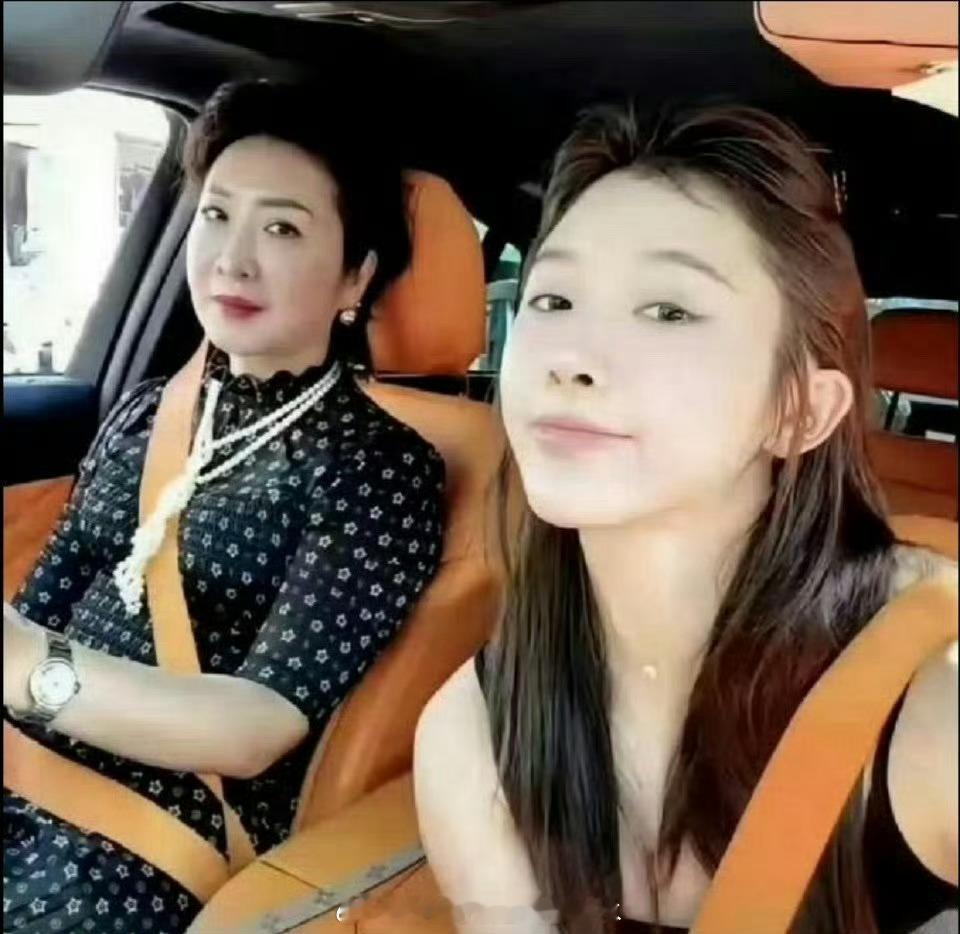 吴艳妮和妈妈的合照，25年前vs25年后