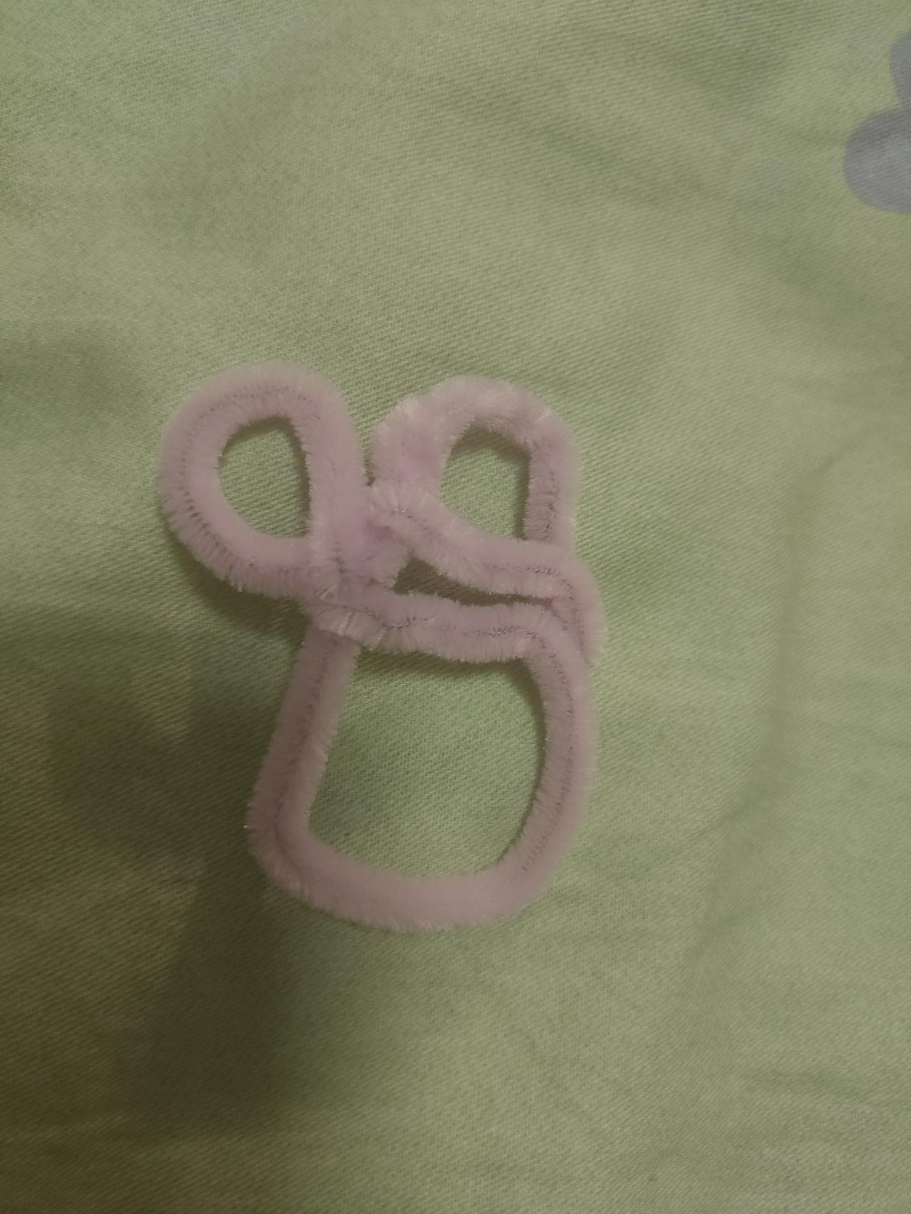 孩子跟我说，这是他用扭扭棒做的一个哈哈的哈，我看了半天还是看不出来孩子愿意跟我