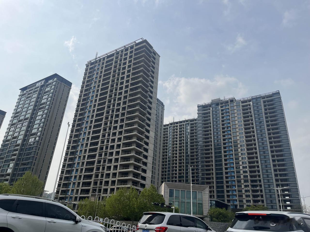 崂山松岭路附近，某知名楼盘。二期地块，还没建好，口碑碎了一地。一方面，之前因