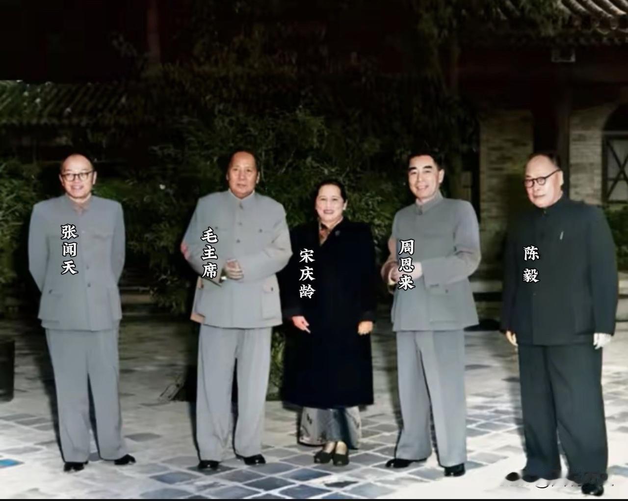 宋庆龄女士地位有多高？看合影你就知道了，和毛主席等中央领导合影，她稳站c位！