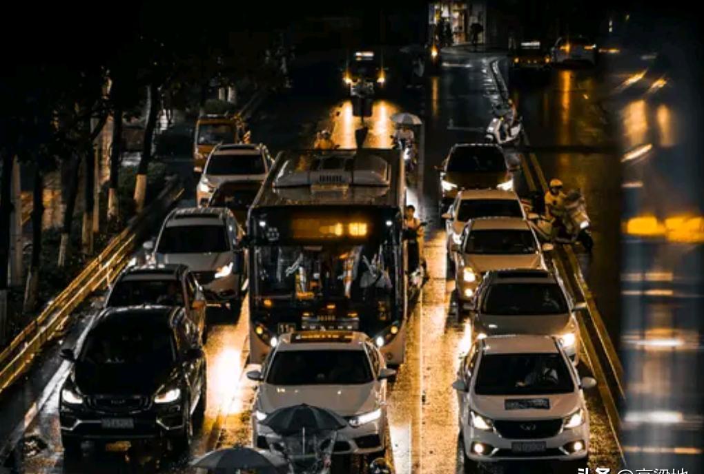 院线没人看，短视频却刷爆了。不是电影不好看，是观众不买账了。拍大片烧钱，结果