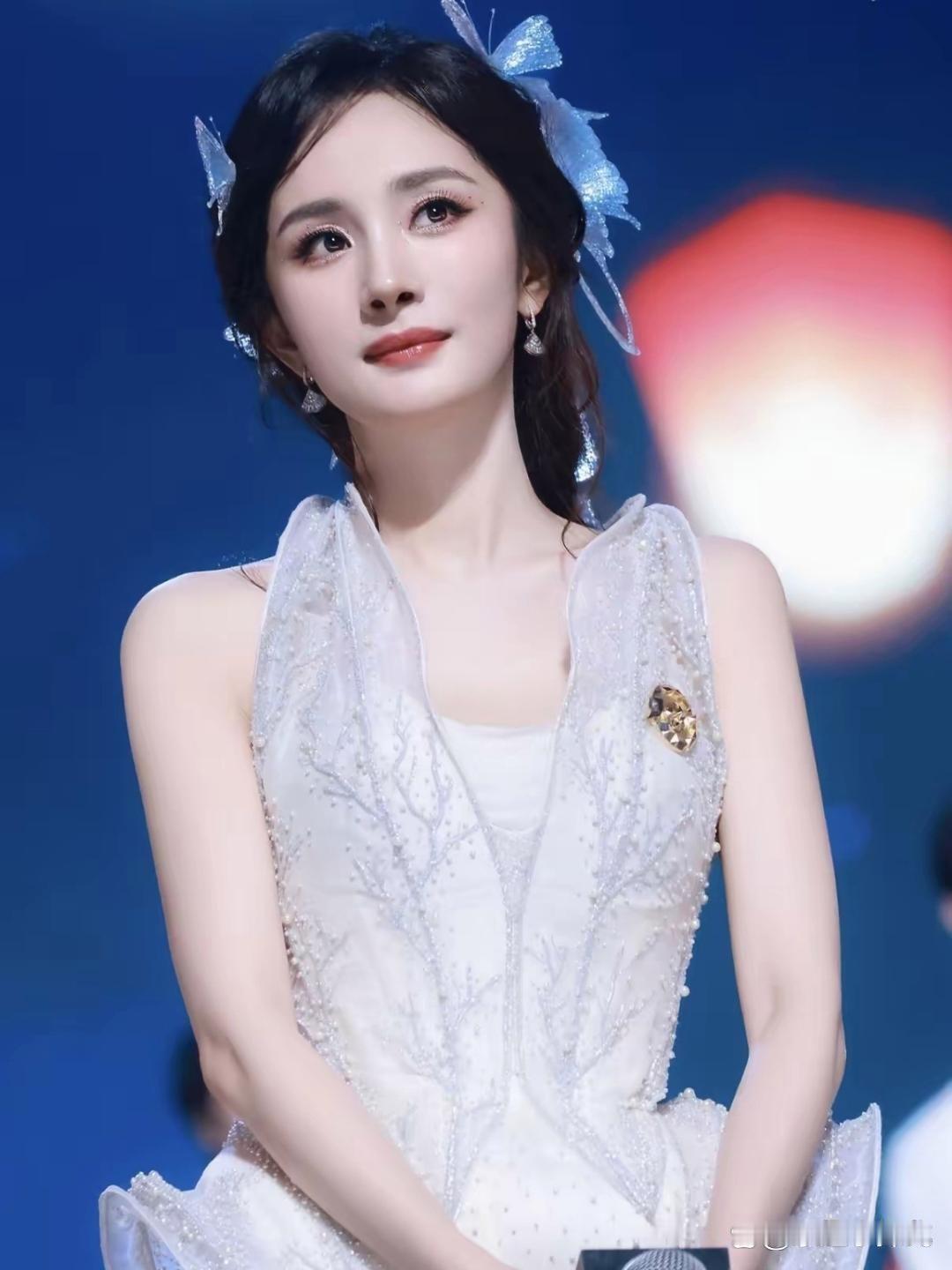 杨幂39岁，穿一身白礼服站在那儿。皮肤透亮，眼神清得像刚出道那会儿。有网友在