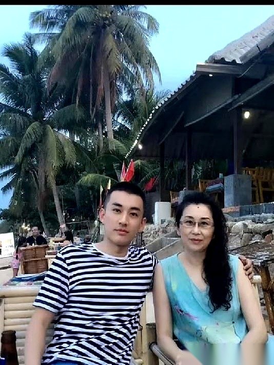 看一眼刘学义和他妈妈的同框照，你就明白什么叫“降维打击”。在这个古装剧全靠十级滤镜和八个角度打光硬撑