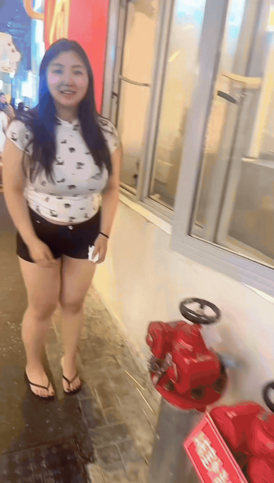 小姐姐你这是要干啥？想吃多少，我来给你买单！