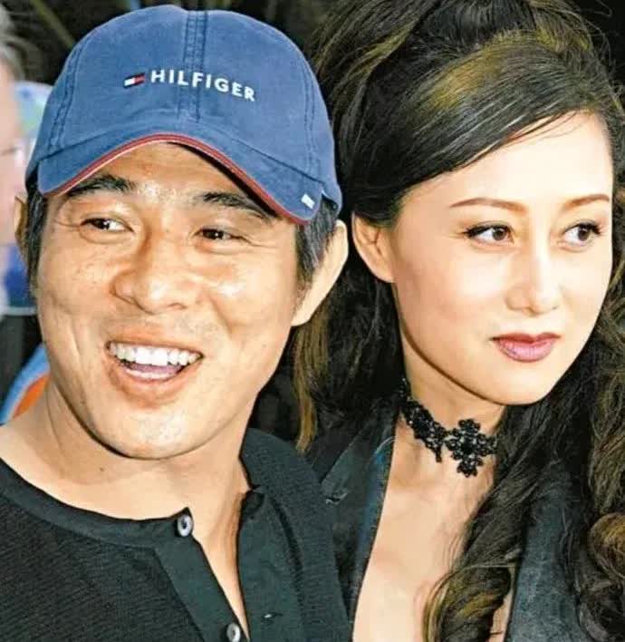 大家错怪利智了！李连杰生病住院。利智要来医院陪护，李连杰不让她来心疼她，毕竟