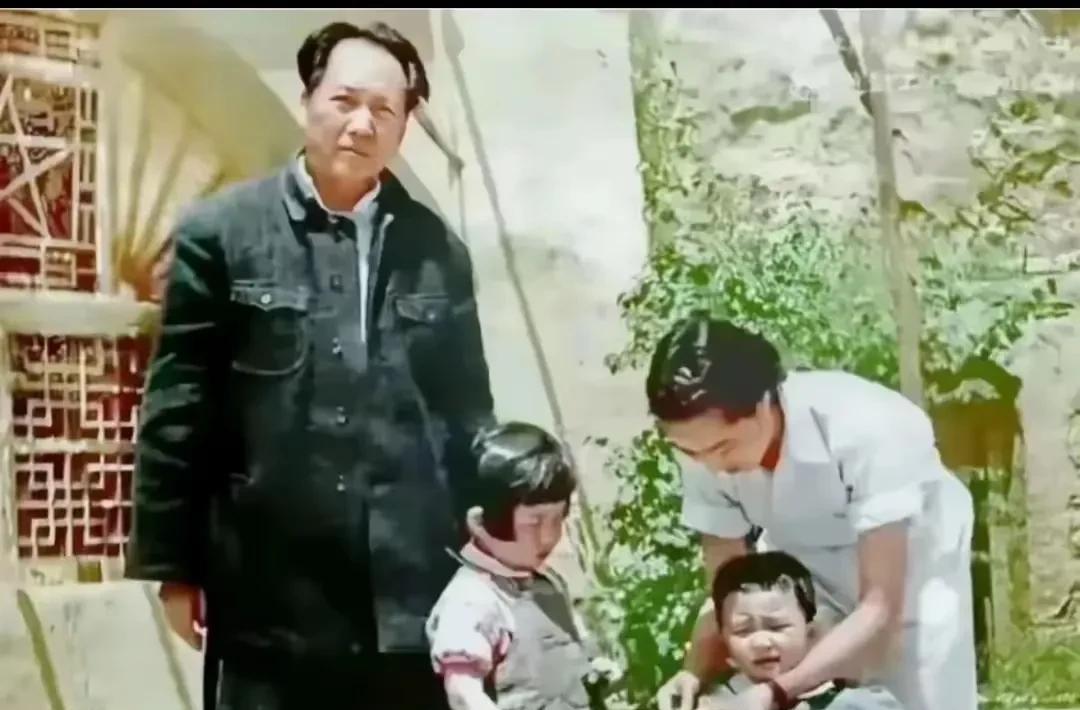 看到这张照片，我的眼泪止不住地流。毛主席，他不只是高高在上的领袖，更是咱老百姓最