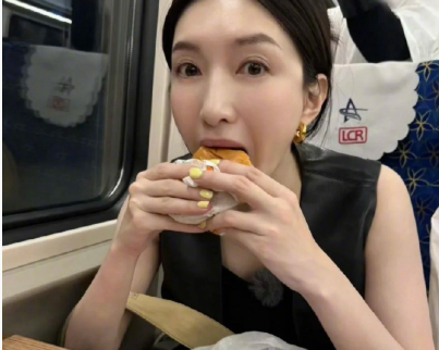 网友分享现实中见到明星的经历，说包贝尔挺高挺帅的真不是在演吗