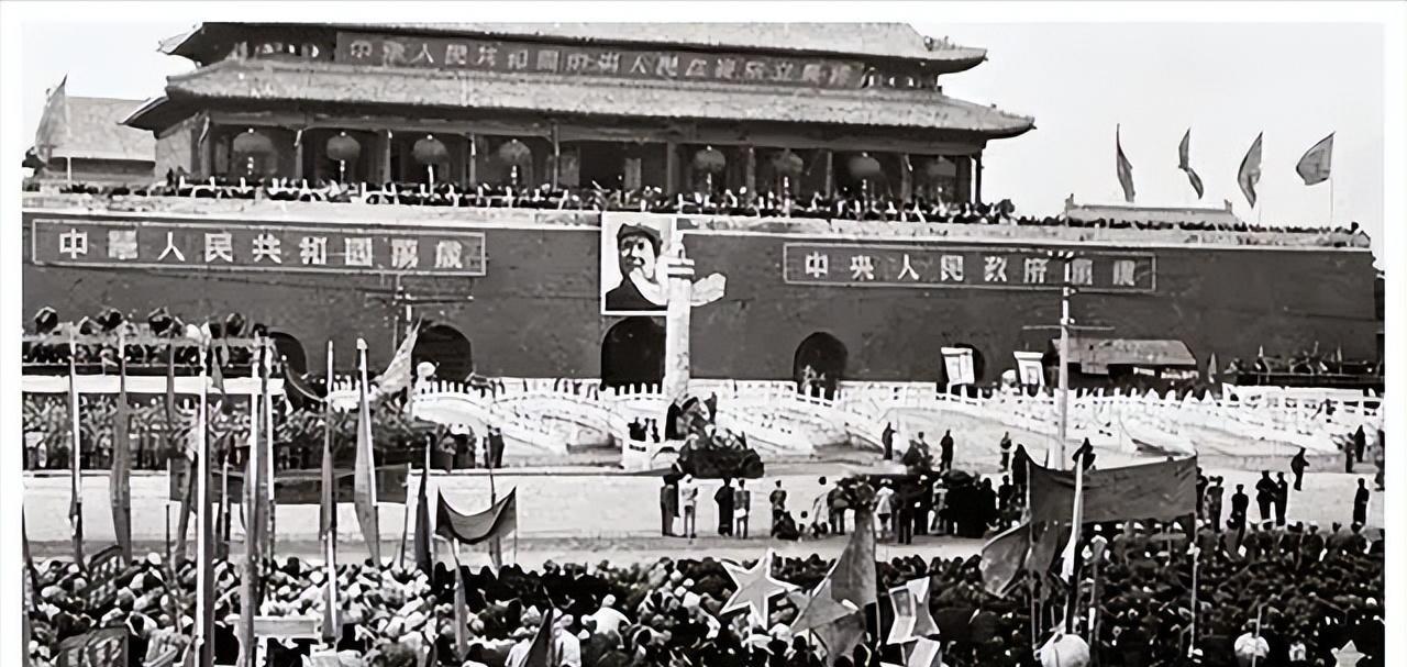 1949年，开国大典上，林伯渠宣布:"请毛主席升旗!"可他并未意识到这句话犯了个